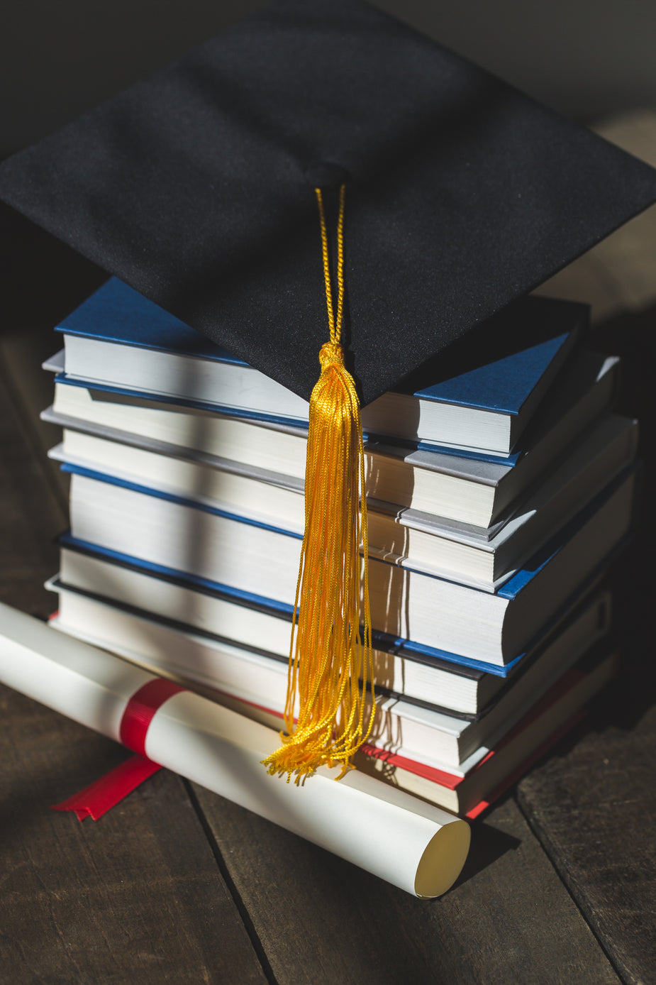 Pile de livres et diplôme symbolisant la réussite académique – Préparation mentale pour étudiants réduction du stress avant les examens
