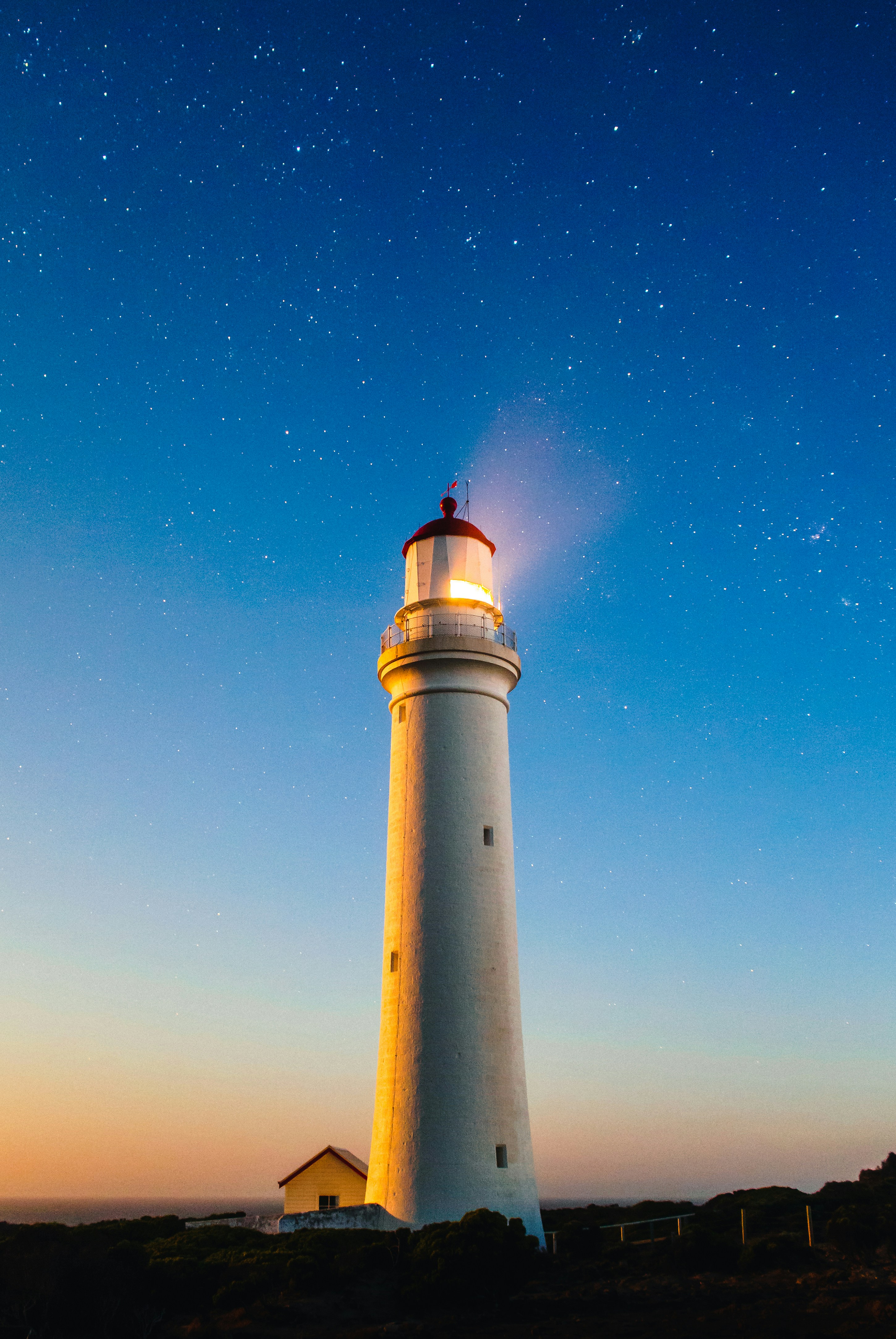 Phare-dans-la-nuit