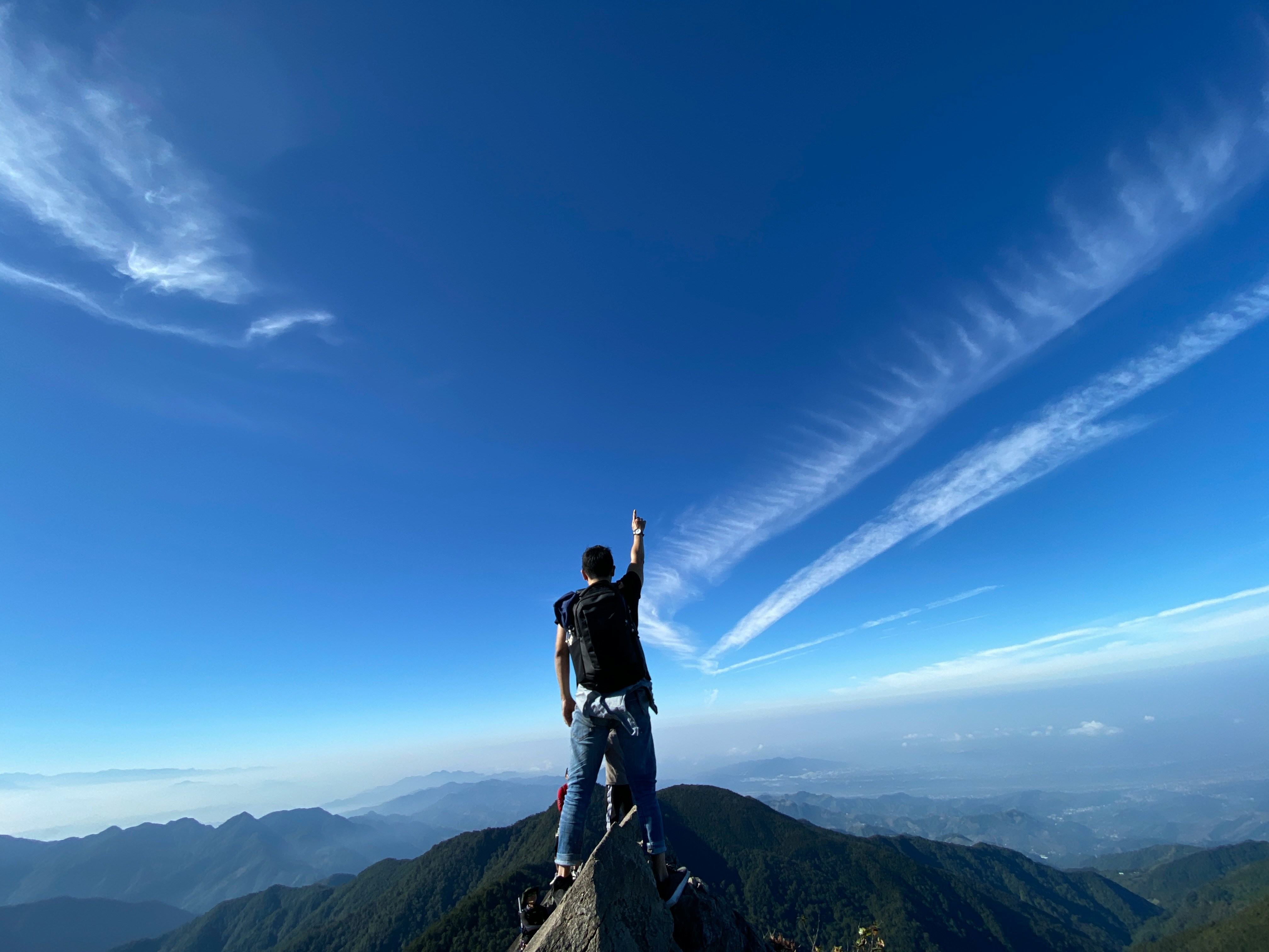 Homme-qui-touche-le-ciel