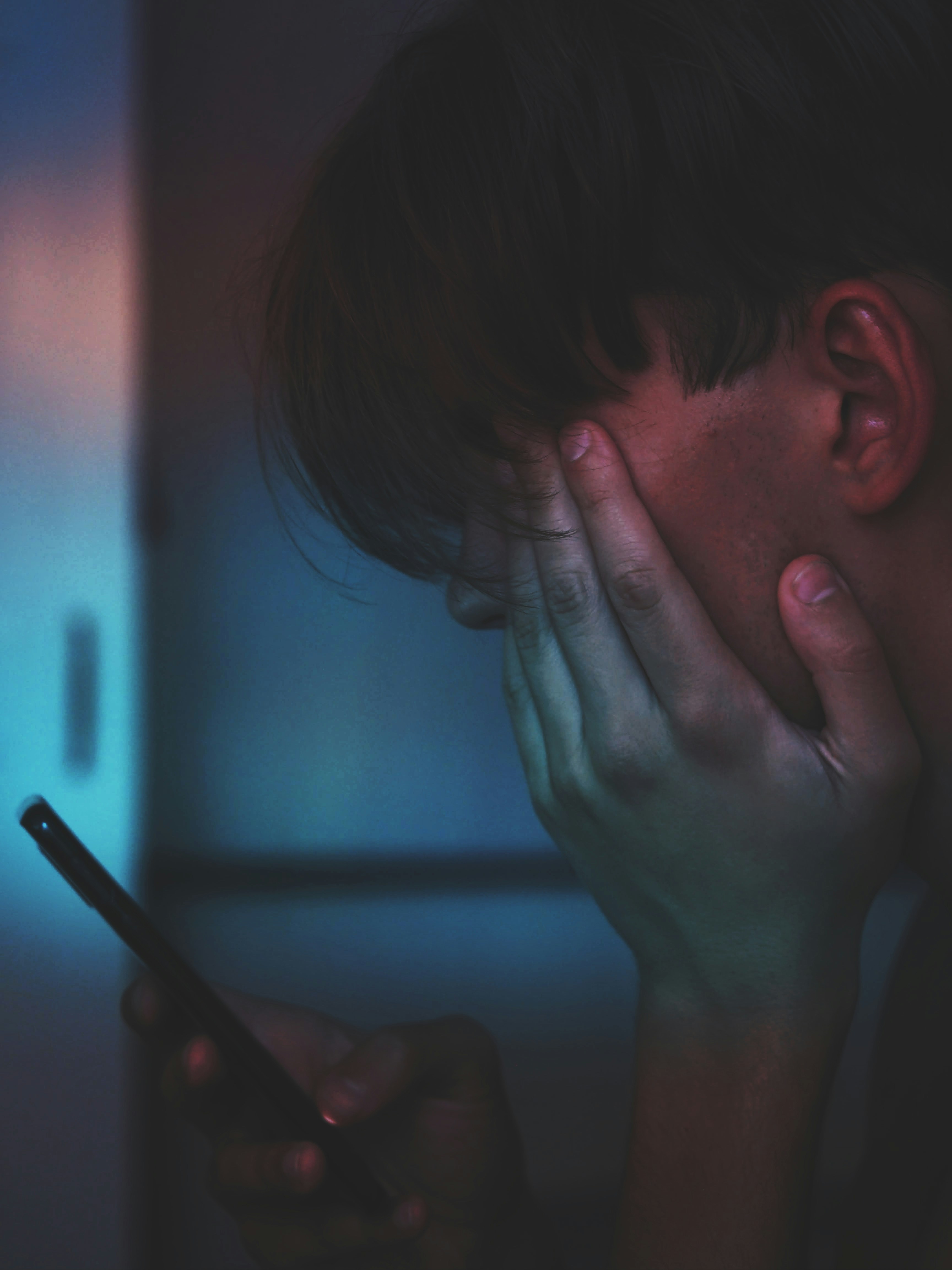 Ado-triste-smartphone