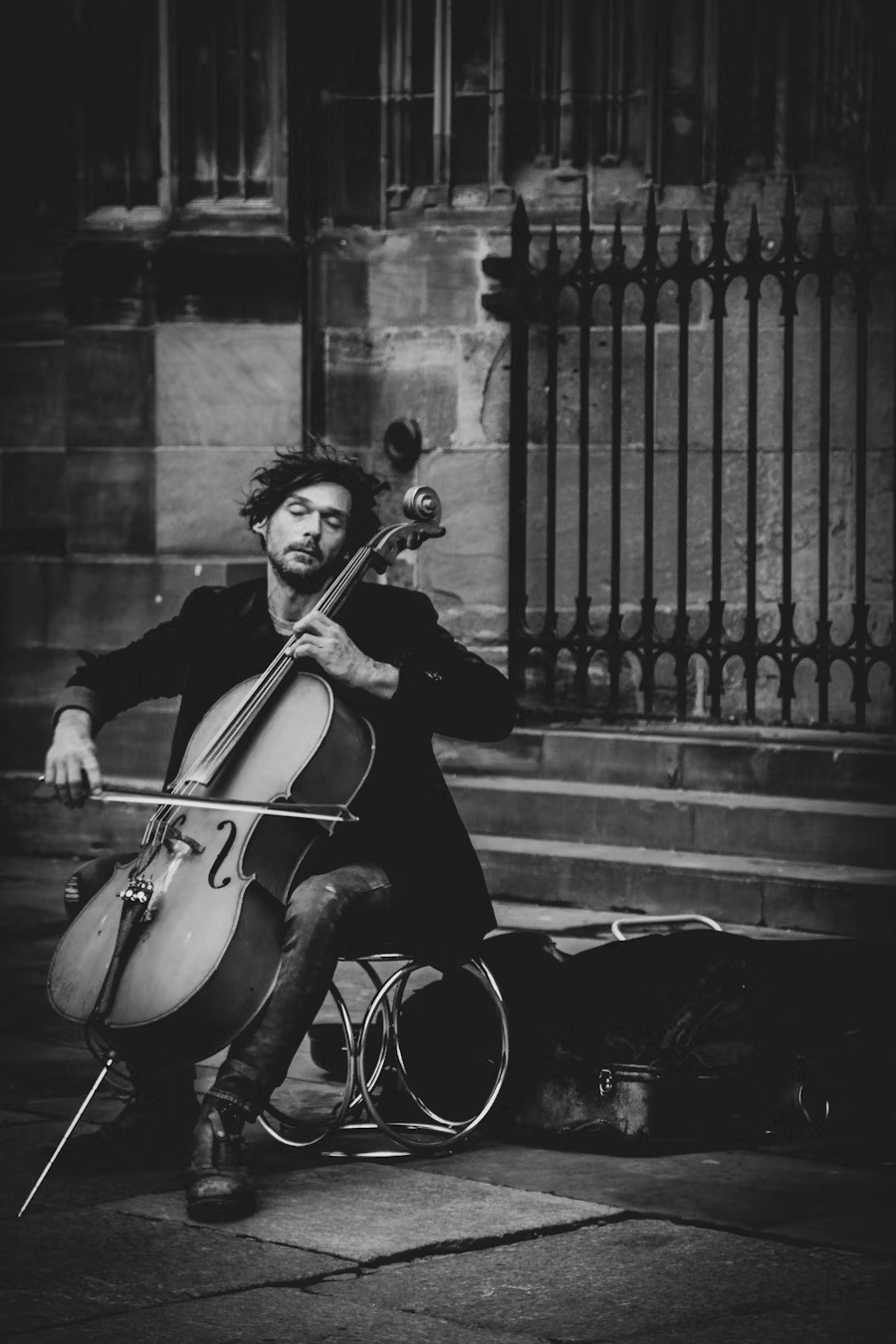 Homme-au-violoncelle