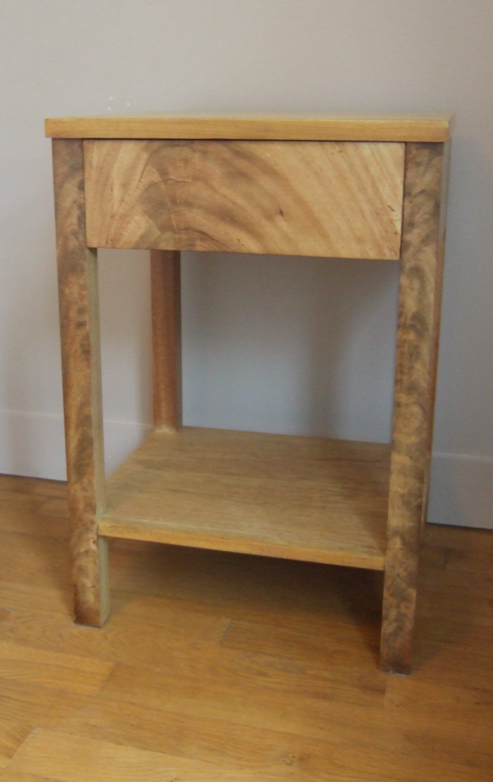 Table-de-nuit-chez-le-client