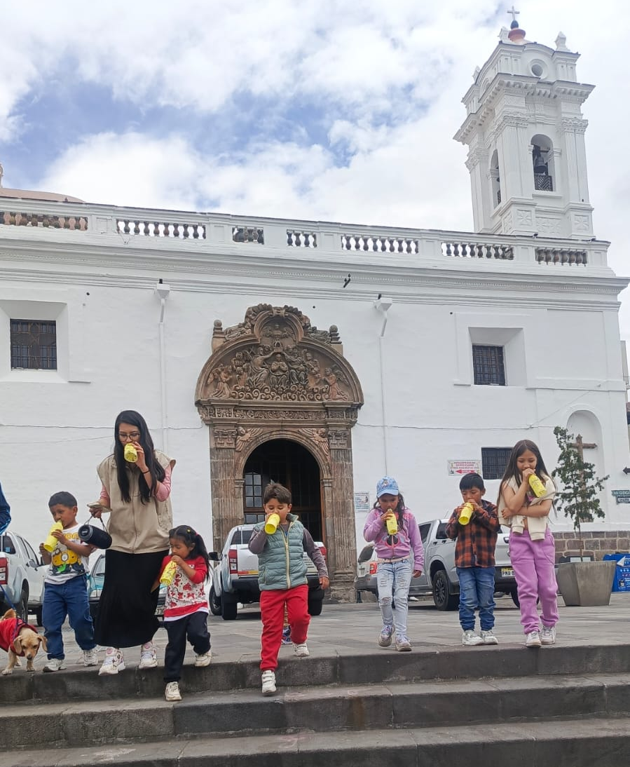 Arte en la plaza santa clara julio 2025 movilidad interpretando en botellas 1