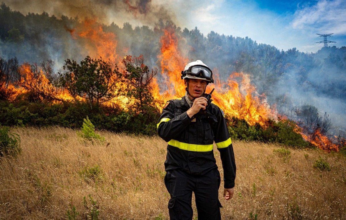 1444x920 this-photograph-taken-on-august-6-2025-and-released-on-august-7-2025-by-the-s-curit-civile-shows-a-firefighter-at-work-to-extinguish-a-wildfire-raging-in-the-department-of-aude-near-ribaute-and-saint-lau
