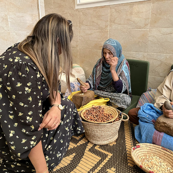 Des femmes travaillent a saleilles