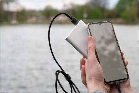 Pourquoi une batterie externe est-elle indispensable en mer?