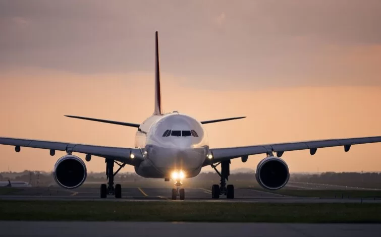 Airplane-taxiing-for-take-off-2022-01-28-03-42-47-utc-e1683620131607-755x470