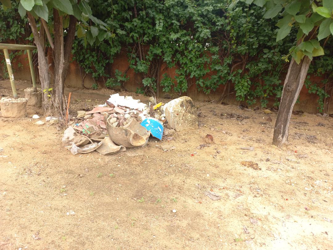 Debris pres local Poubelles