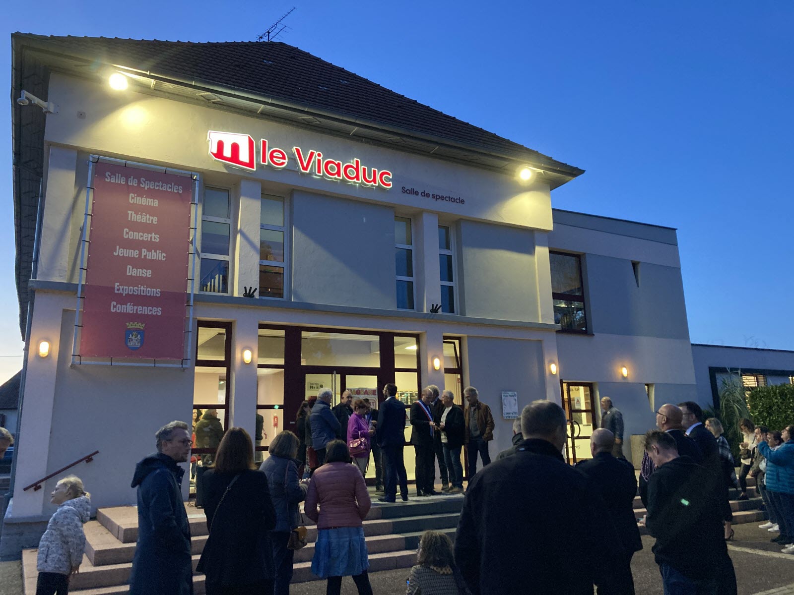 La salle de spectacle de dannemarie arbore sa nouvelle enseigne et devient le viaduc photo anne schurrer 1728930764