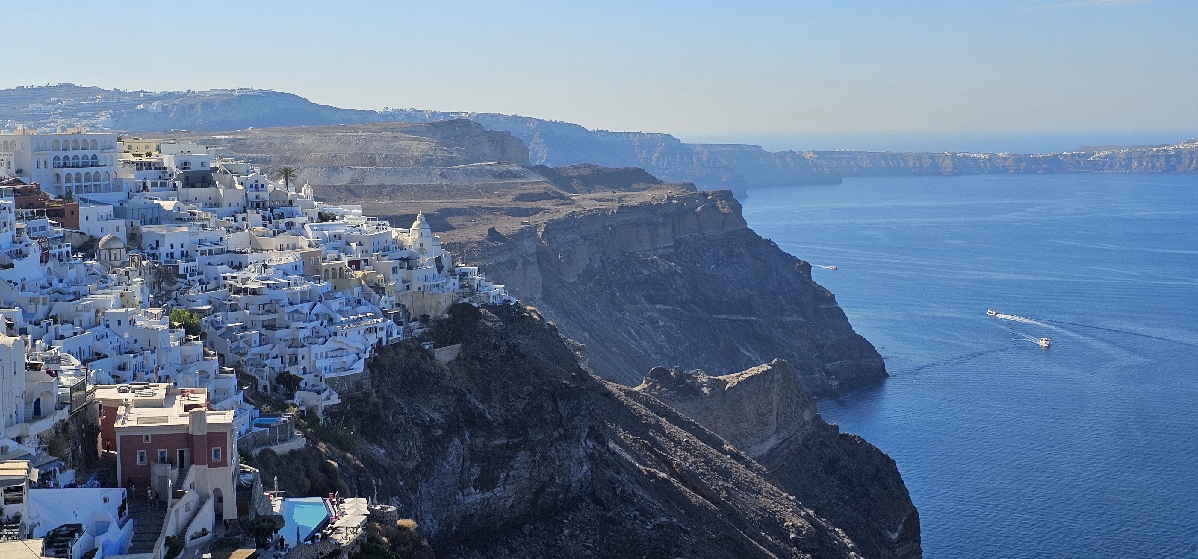 Santorin-Village-bord-falaise