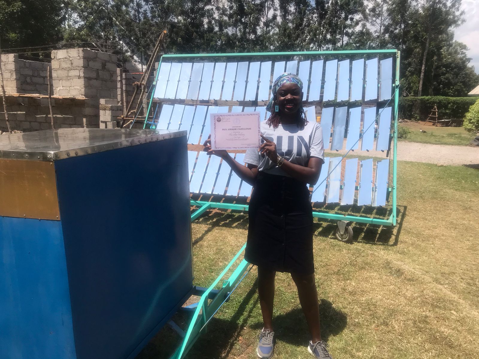 2eme prix boulangerie solaire devant son four solaire photographe c joan arwa lytefire 