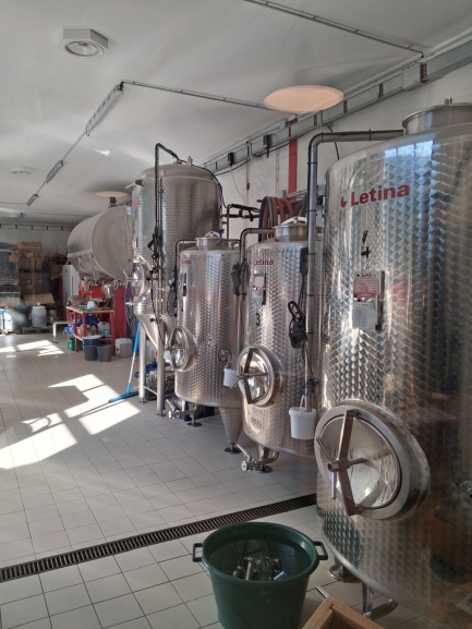 Les cuves de fermentation de la bière à la Brasserie de l'Alagnon à Blesle