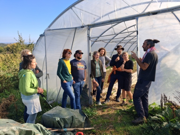 Une visite sur la ferme de Xavier à Léotoing. Un échange entre producteur et amapiens sur l'agriculture maracichère biologique.