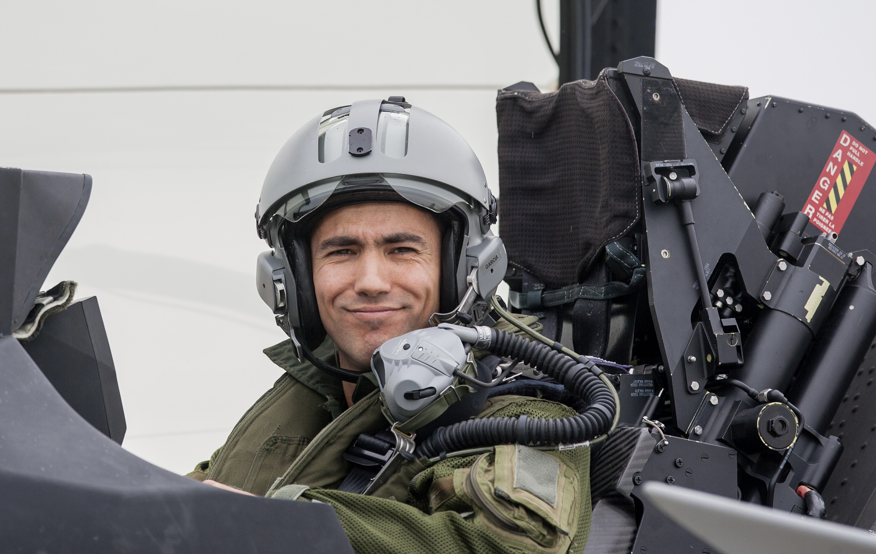 Portarit de Guillem dans un cockpit d'avion de chasse, un Rafale