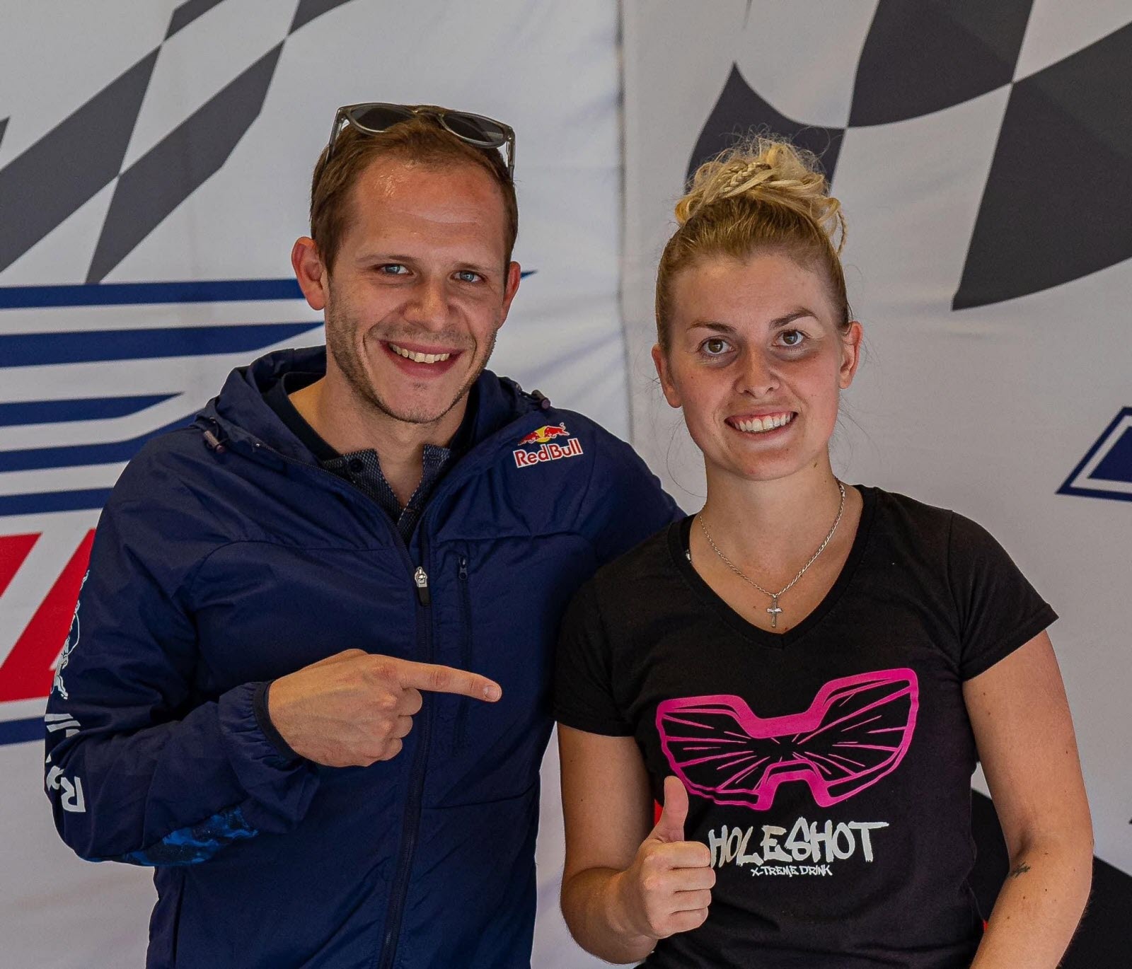 Cette-annee-chloe-battu-a-eu-la-chance-de-rencontrer-le-pilote-allemand-de-motogp-stefan-bradl-photo-dr-1694457726