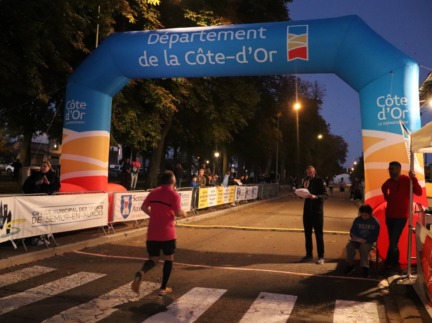 L arrivee de la course se faisait sous l arche gonflable du departement de la cote d or photo nicolas boffo 1760267234
