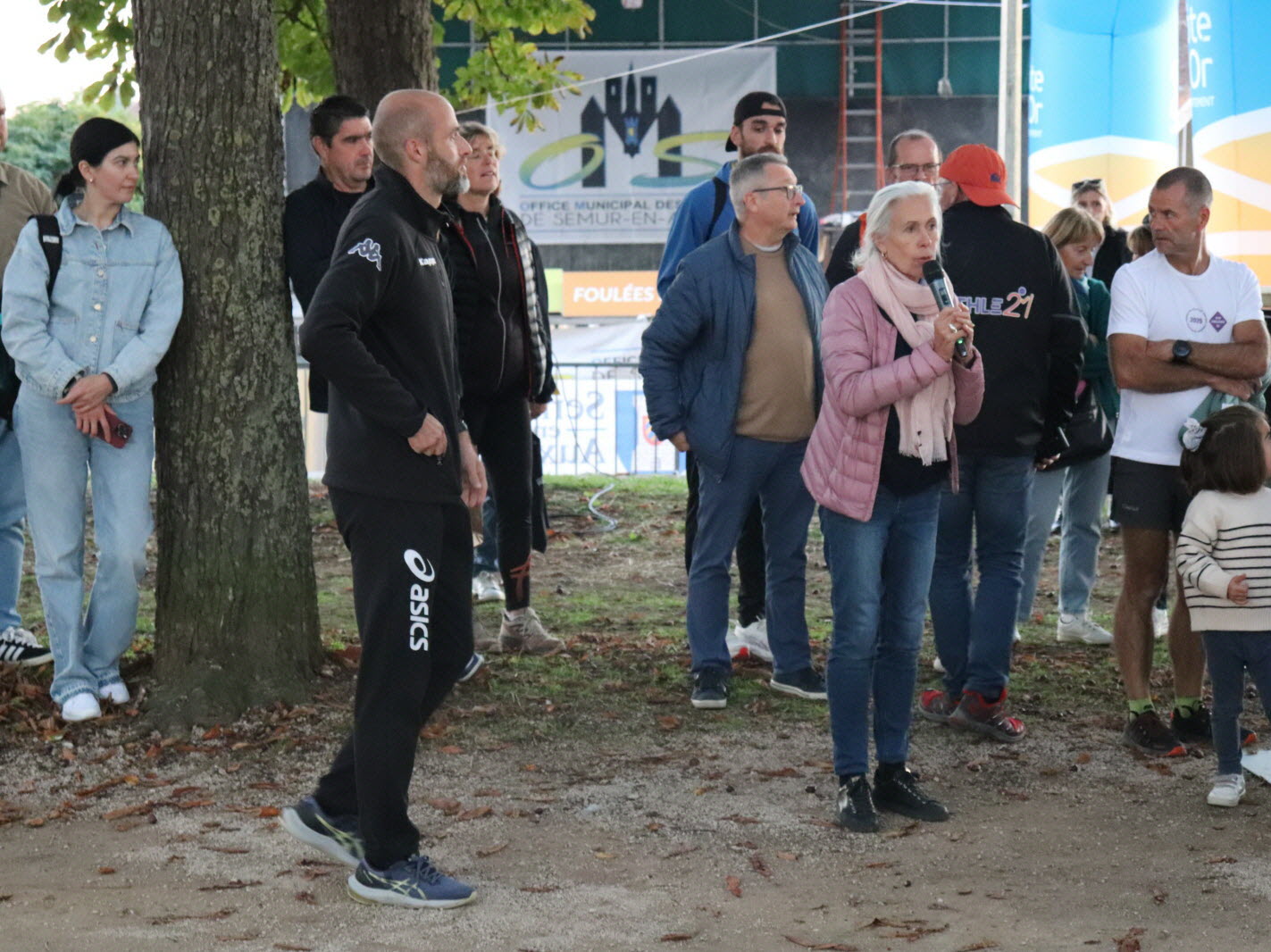 Catherine sadon maire de semur en auxois a prononce un discours avant le depart des courses de 5 et 10 km a 19 heures photo nicolas boffo 1760267234