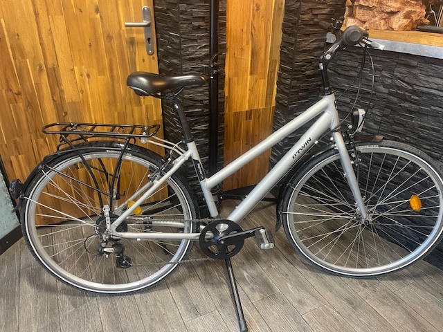 velo vtc/voyage hoprider aluminium gris 28 pouces 7 vitesses taille de 1M55 a 1M75 prix 398 euro unique