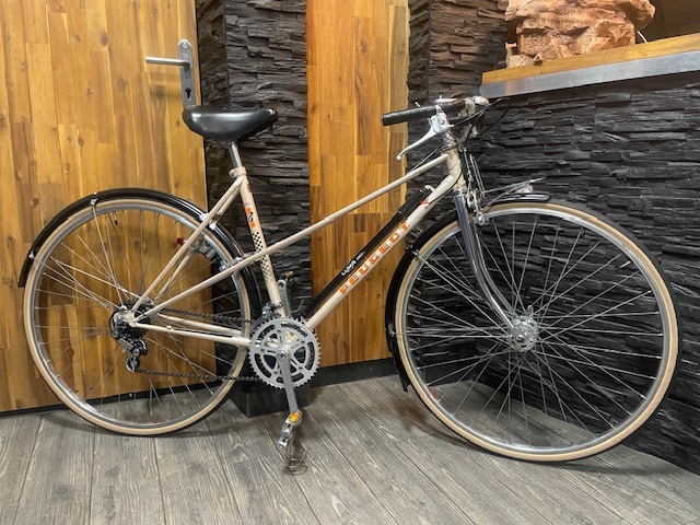 velo vintage peugeot acier beige 28 pouces 10 vitesses taille de 1M60 a 1M75 prix 390 euro exceptionnel