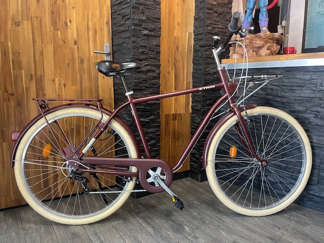 velo occasion btwin acier bordeaux/blanc 28P 6V shimano  taille de 1M70 a 1M90 prix 250 euro rien a voir avec le btwin d origine 