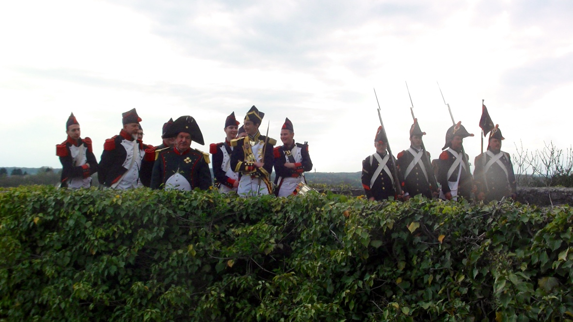Beaumont napoleon harangue ses troupes du haut de la tour a l amour dans le parc du chateau de beaumont copie