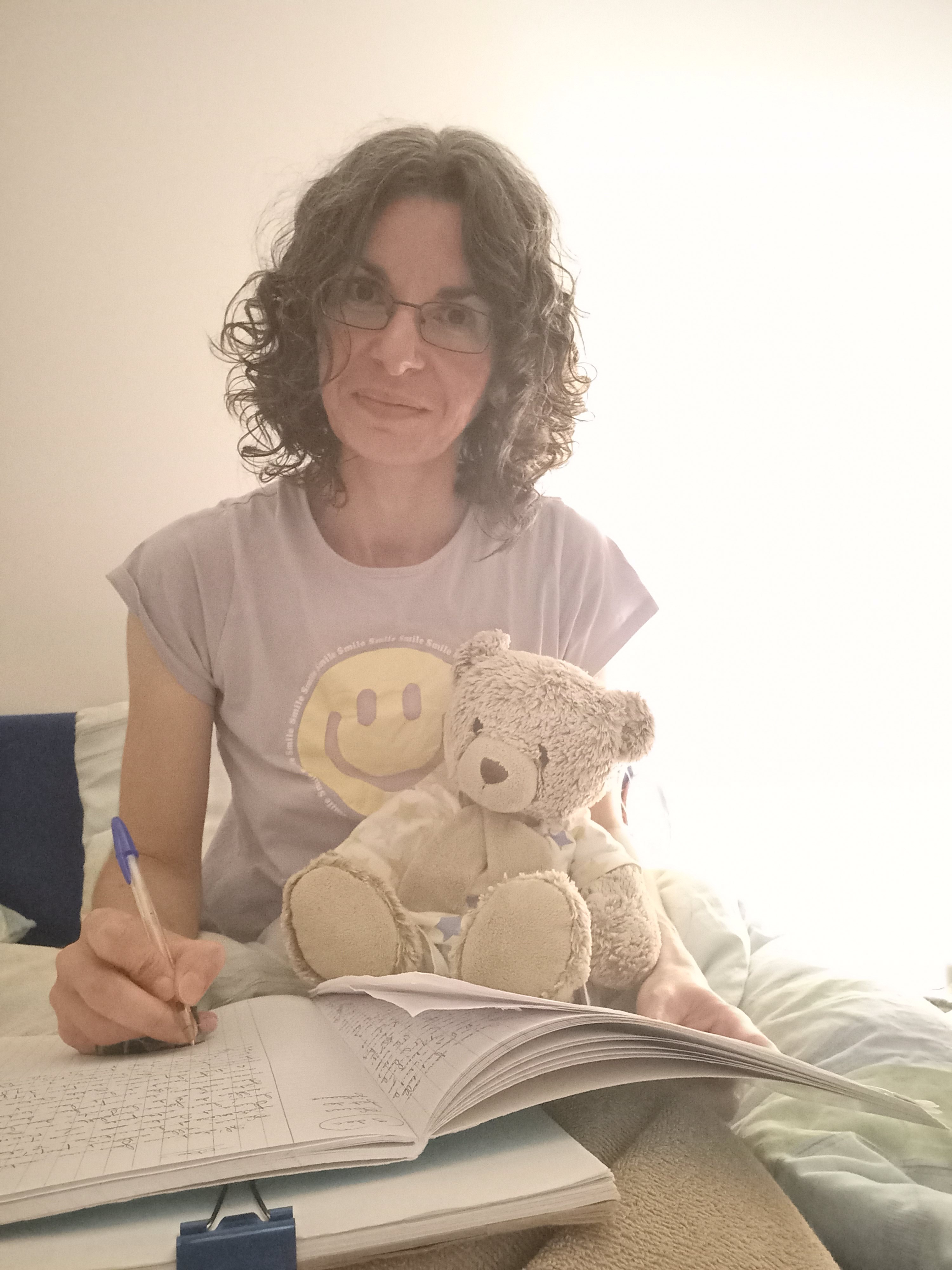 Sabrina et Praliné en train d'écrire
