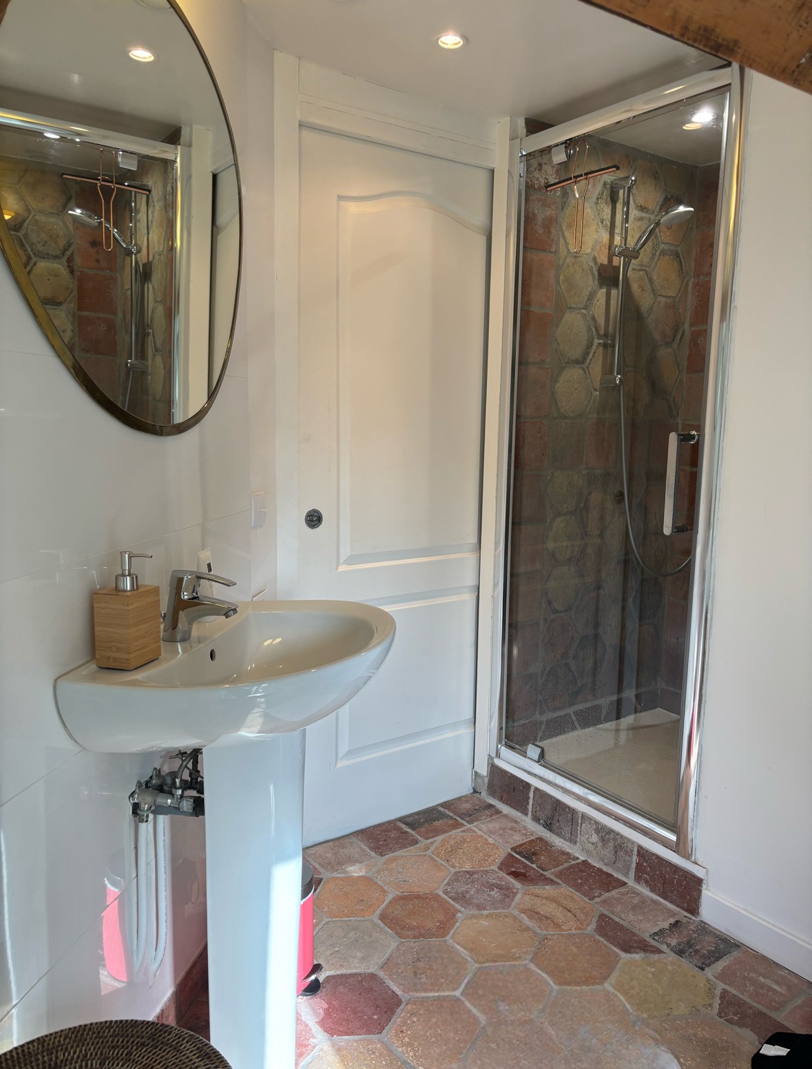 Salle-de-bain-sans-tapis-de-bain