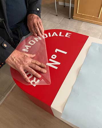 La Route Mondiale, est bien plus qu’un simple tracé géographique ; elle représente un idéal, une vision d’union entre tous les citoyens de notre planète. Initiée en 1950 par Cahors Mondi et Garry Davis, cette initiative a débuté par la pose de bornes au départ de Cahors, symbolisant le désir de relier les humain