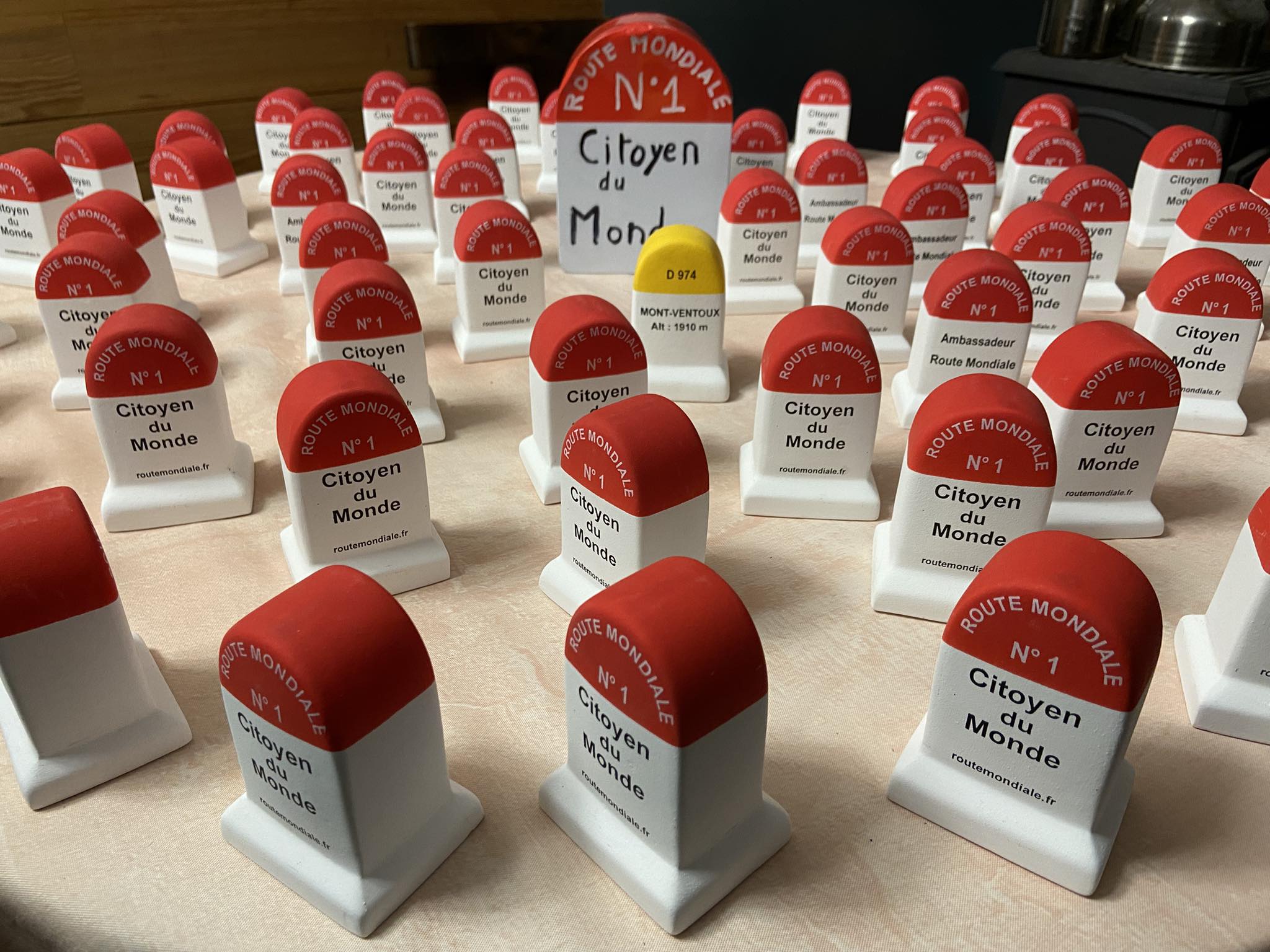 Garry Davis a transmis l'idéologie de la Route Mondiale, unissant les continents sans frontières. Jean-Marie Azais, avec le projet Cahors Mundi, prolonge cette vision depuis la borne de la Route Mondiale jusqu'à Zagora, et au-delà, tissant un réseau global qui rapproche les cultures. Une aventure humaine à explorer.