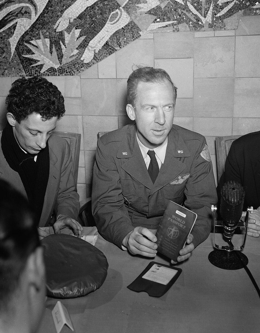 Le 1er janvier 1949 Garry Davis annonce l’ouverture d’un Registre des Citoyens du Monde dans 40 pays. Le 15 mai 1949, l’activiste pacifiste et objecteur de conscience suisse René Bovard devient le secrétaire international des Citoyens du Monde.