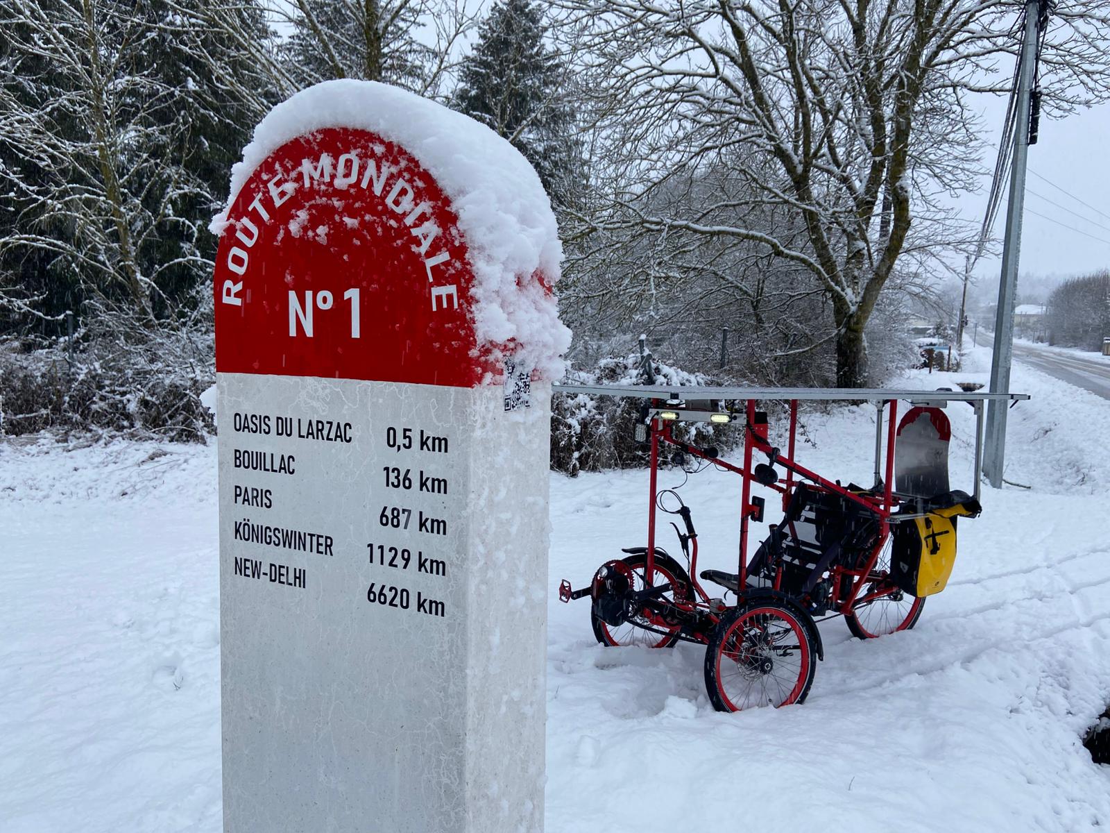 Lhospitalet du larzac deviens lecentre du monde c'est de ce vilage que 75 ans apres la pose de la première borne la route mondiale prends 4 directions l'asie,l'amerique et l'afrique 
direction cahors pour rejoindre Moscou