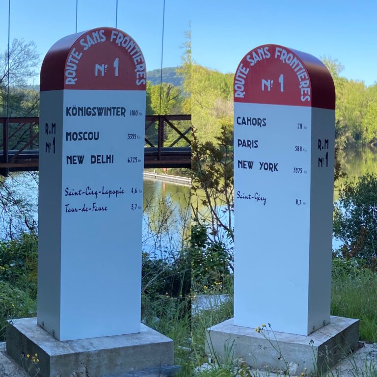 borne de bouzies une belle histoire sur la route des bornes 
Date d’implantation de la borne : avril 2022. Dans les années 50, la borne originelle a été déposée sur le bas-côté de la route par les services routiers. Elle y est restée un certain temps puis a été mise à l’abri dans une grotte jouxtant le tunnel. Un jour, cette borne originelle a été récupérée, elle se trouve maintenant au musée Henri Martin de Cahors.
La commune dispose d’une copie réalisée par les lycéens de Monnerville.