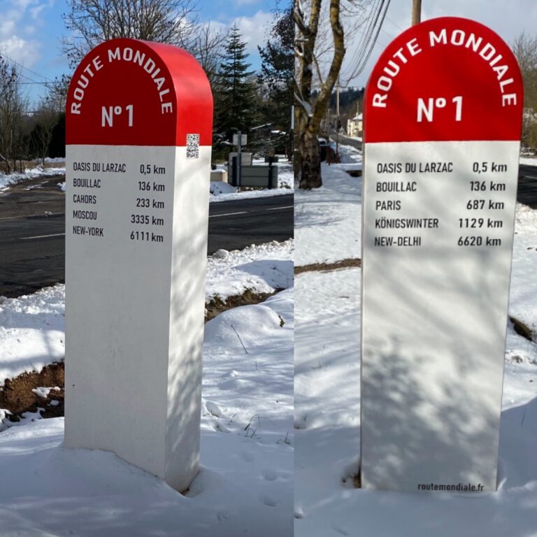 borne de l'hospitalet du larzac le depart des routes qui vont daire le tour du monde pour revenir à l'oasis du larzac
Le comité de jumelage a signé les documents. Les petits princes et petites princesses de l'oasis du Larzac ont déposé leurs dessins et même un poème de Nathan dans la cartouche temporelle.

Ces œuvres, témoignant de leur imagination et de leurs émotions vibrantes d’amour et d’espoir, ont été soigneusement rassemblées dans cette cartouche. Lors d’un moment touchant, les enfants ont remis leurs créations, conscients qu’elles allaient bientôt traverser plus de 2500 kilomètres pour rejoindre leurs futurs camarades marocains.

Cette cartouche n’est pas seulement un simple conteneur ; elle est le symbole d’un lien durable, d’une première pierre posée dans une amitié intercontinentale. Les organisateurs de ce projet, Mohamed Bannour et Azaïs Jean-Marie, soulignent que ces enfants sont l’avenir du monde. Ils portent en eux les valeurs universelles de paix et de fraternité.

L’opération vise à créer un pont entre les cultures, prouvant qu’au-delà des distances géographiques, l'amitié peut unir ceux qui semblent éloignés. Chacun peut suivre avec enthousiasme le parcours de cette cartouche, qui sera documenté en temps réel sur le site routemondiale.fr et sur Instagram (@routemondiale.fr), invitant ainsi les habitants et les curieux à participer à cette aventure humaine.