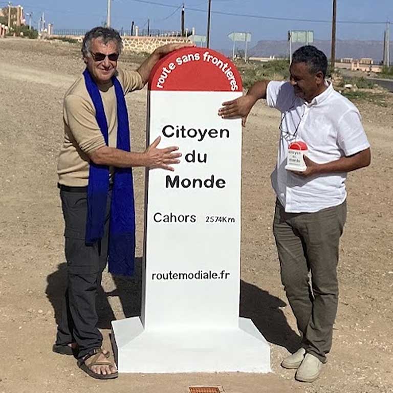 udi 13 on visite Tanger on rencontre Youssef  faut trouver un hébergement pratique .

Le vendredi 14 on visite Chef Chouaen  la ville bleu  et on prend la direction de Fes  qui est à 309 km de tanger


le samedi 15 après la visite de Fès on roule vers Errachidia  on traverse le moyen Atlas  343 km

le dimanche 16   direction tinghir « la vallée des roses qui est situè a moins de 500 km de Fès

le lundi 17 on roule vers Aït Ben Haddou, on fera que passer a ouarzazate  qui n présente pas un grand intérêt  on dormira a aît ben Haddou  pour profiter de la magie de ce lieu  perle du Maroc qui est a 200km de tinghir

la mardi 18 traverse l’atlas au col du Tizi n'Tichka, Tizi N'Tichka, pour aller dormir dans la vallée de ourika   site tres touristique mais ne somme nous pas des touristes !! 178 km


le mercredi 19 on traverse marakeck surmomè Arnakech si vous avez trop de DRH c’est la moment de se faire plumer  et on roulera en direction de l’océan pour visiter Essouira ville incontournable sur la route ce sera le moment d’acheter de l’huile d’argant car tous les arganiers du Maroc sont sur cette route 225 km

le jeudi 20 et vendredi 21 on longe la côte en passant par agir et Tinghir pour finir a Sidi infni pour dire au revoir à l’océan atlantique avant la traversée du dessert que j’ai fait en vélo solaire , un petit plaisir que je veux vous faire partager 


vendredi 21 et samedi 22   590 km    ce qui nous fait arriver à Zagora le  dimanche 23 
