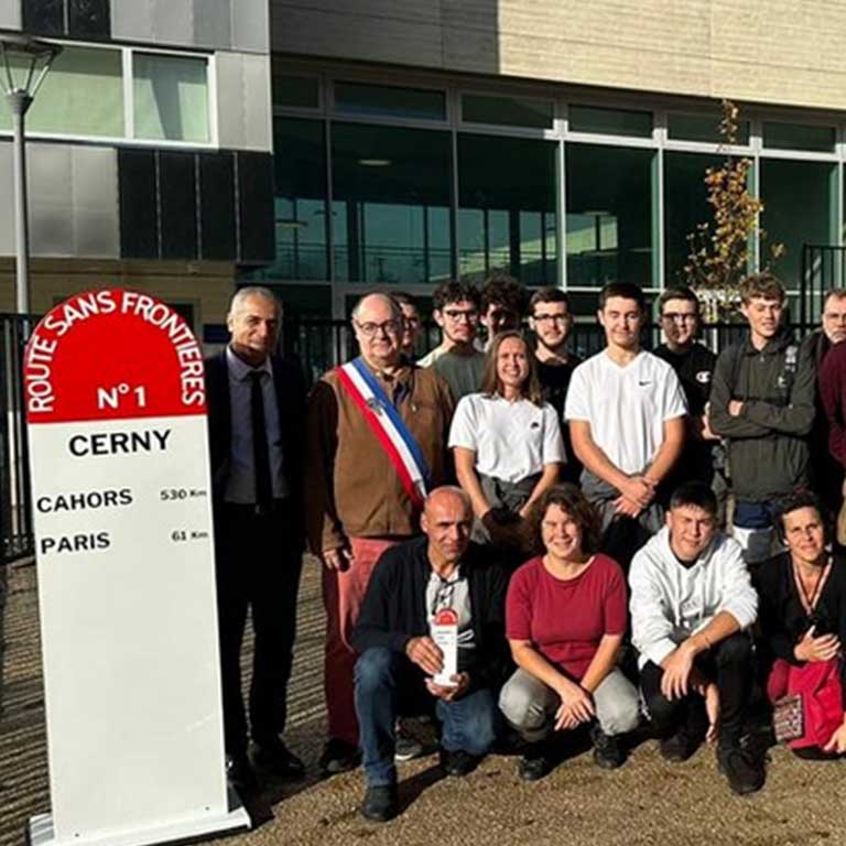 la borne de cerny une borne perdu qui fait partir de la route sans frontières 
Le comité de jumelage a signé les documents. Les petits princes et petites princesses de l'oasis du Larzac ont déposé leurs dessins et même un poème de Nathan dans la cartouche temporelle.

Ces œuvres, témoignant de leur imagination et de leurs émotions vibrantes d’amour et d’espoir, ont été soigneusement rassemblées dans cette cartouche. Lors d’un moment touchant, les enfants ont remis leurs créations, conscients qu’elles allaient bientôt traverser plus de 2500 kilomètres pour rejoindre leurs futurs camarades marocains.

Cette cartouche n’est pas seulement un simple conteneur ; elle est le symbole d’un lien durable, d’une première pierre posée dans une amitié intercontinentale. Les organisateurs de ce projet, Mohamed Bannour et Azaïs Jean-Marie, soulignent que ces enfants sont l’avenir du monde. Ils portent en eux les valeurs universelles de paix et de fraternité.

L’opération vise à créer un pont entre les cultures, prouvant qu’au-delà des distances géographiques, l'amitié peut unir ceux qui semblent éloignés. Chacun peut suivre avec enthousiasme le parcours de cette cartouche, qui sera documenté en temps réel sur le site routemondiale.fr et sur Instagram (@routemondiale.fr), invitant ainsi les habitants et les curieux à participer à cette aventure humaine.