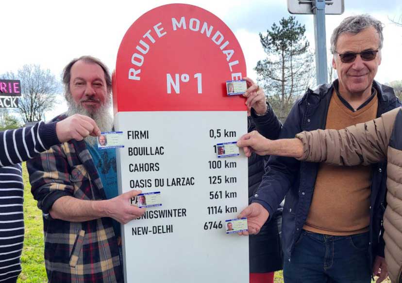 citoyens et cityenes la borne de firmi 

Jean Marie Azaïs a partagé son expérience unique d’un voyage sur 7300 km en vélo solaire, reliant l’Hospitalet-du-Larzac à Zagora au Maroc. À travers un diaporama riche en images et en histoires, il a transporté l’audience au cœur de son périple, illustrant les défis et les joies d’un voyage respectueux de l'environnement. Les participants ont pu apprécier des anecdotes personnelles, qui ont ajouté une dimension humaine à sa narration, ainsi que des échanges en direct avec Mohamed Bannour en direct de Zagora au Maroc, permettant d’enrichir l’expérience par des témoignages authentiques.