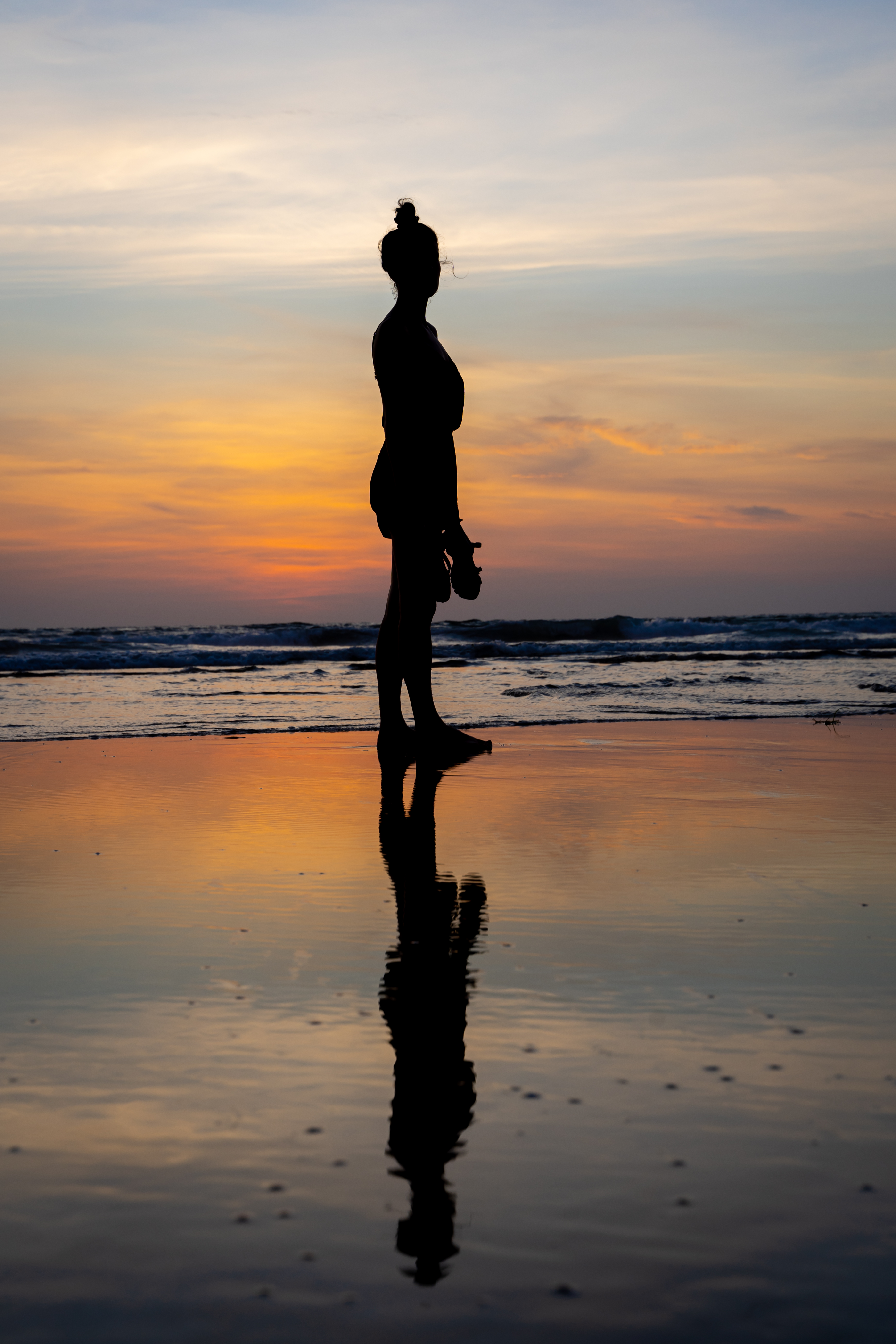Silhouette-girl-debout-eau-plage