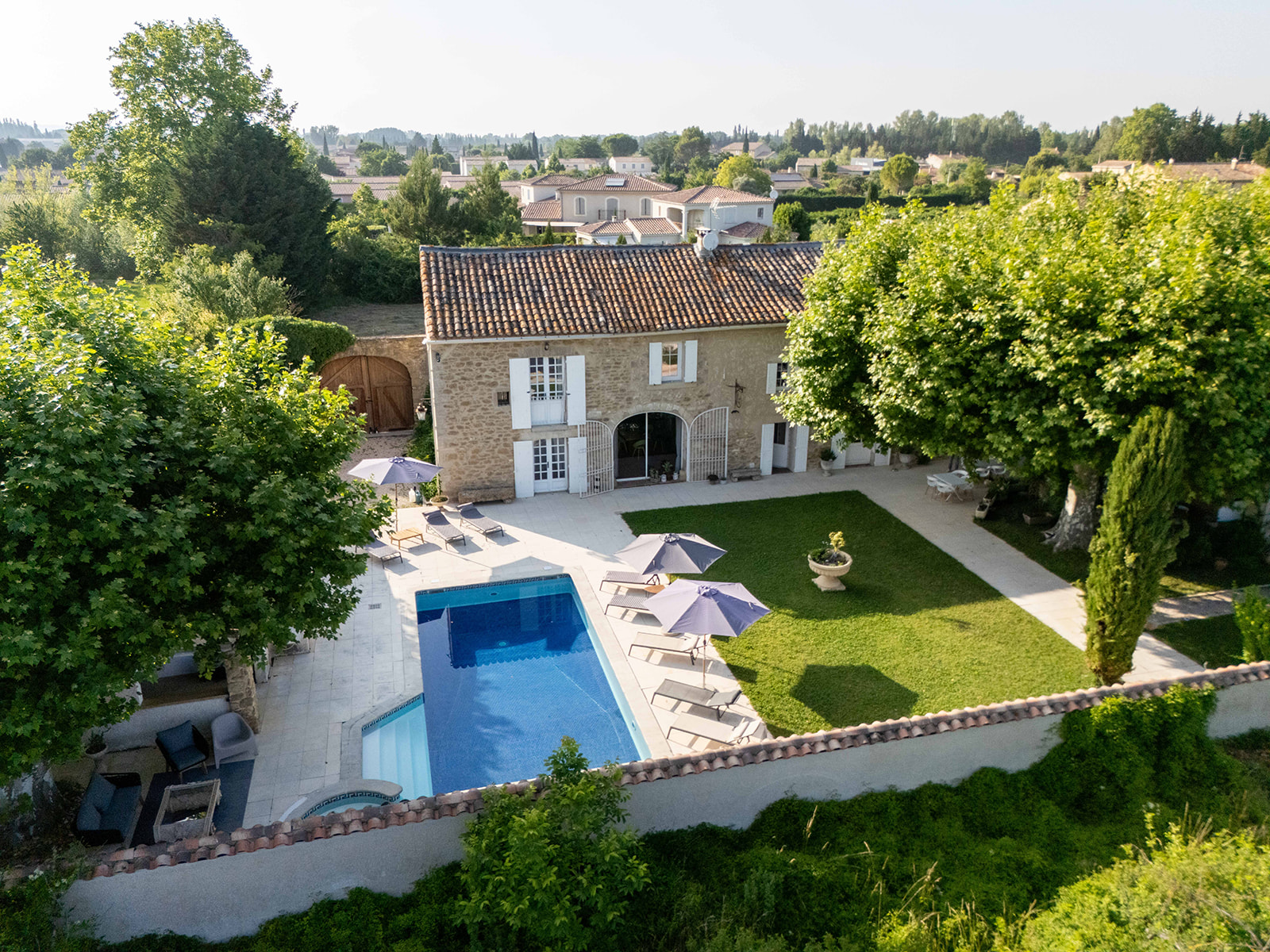 Vue large piscine et jardin