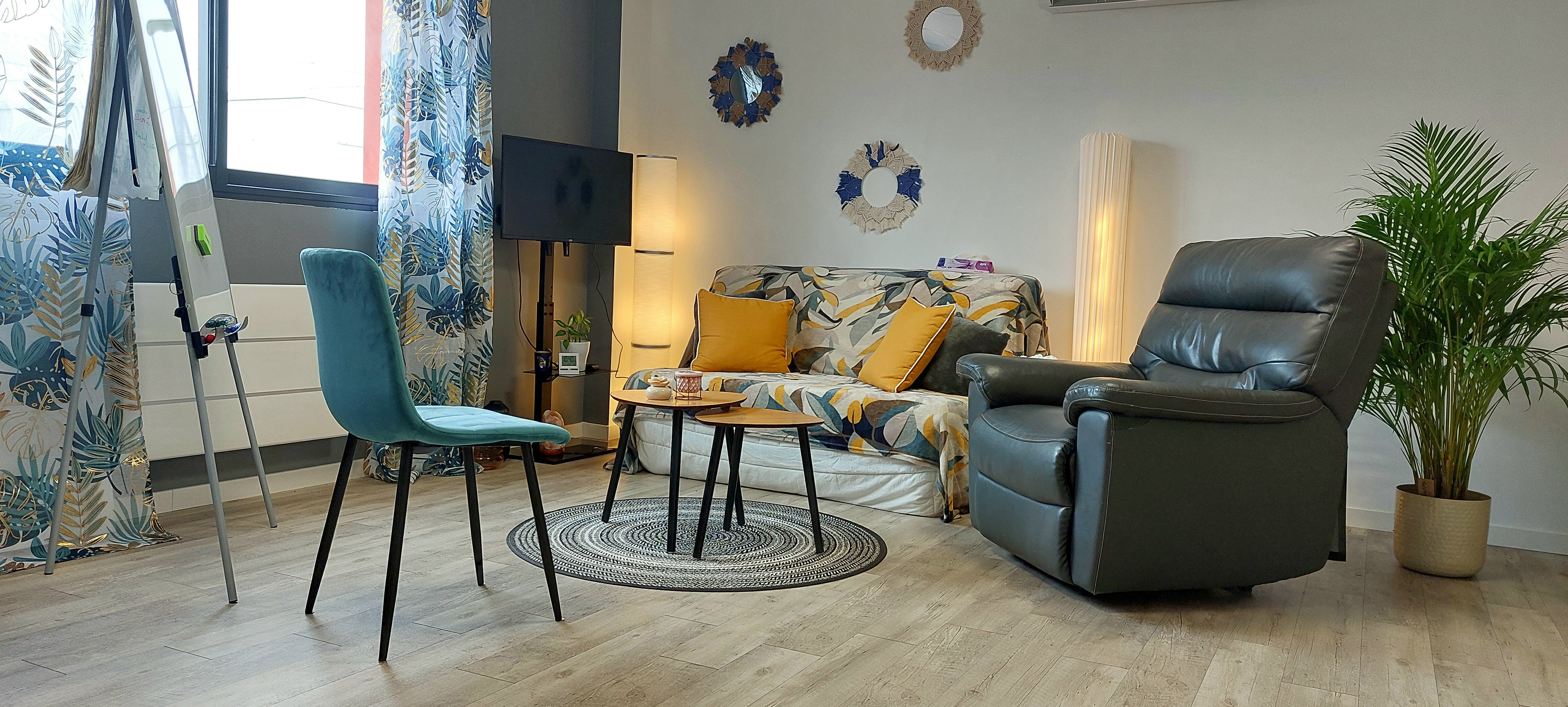 art thérapie, psychothérapie, psychologue, lieu chaleureux, adolescents, jeunes adultes, séniors, adultes, oser, être soi-même, émotions, lâcher prise, mental, physique, ressentir, s'exprimer, cohérence cardiaque, sophrologie, relaxation, zen, thérapie de couple, adolescents, enfants, séniors, art-thérapie, danse-thérapie, arts plastiques, conseil, bienveillance, écoute, téléconsultations, Biganos, Bassin d'Arcachon, 33, Gironde, Mios, Le Teich, Lanton, Andernos, La Teste de Buch, Gujan Mestras, Salles, Le Barp, 
Stress, angoisses, crises d'angoisses, anxiété, depression, traumatismes, Burn out, bore out, trouble du comportement, solitude, violence, maladie, deuil, rejet, injustice, abandon, colère, tristesse, TS, tentative de suicide, boulimie, anorexie, TOC, problèmes relationnels, timidité, confiance et estime de soi, obésité, hypersensible, difficultés professionnelles, familiale, systémie, analyse transactionnelle, thérapie cognitivo-comportementale, TCC, Audenge, Biganos, Marcheprime, Le Barp, Salles, Le Teich, Andernos, Lanton, Arès, Gujan Mestras, Mios, Mérignac, Pessac, Cestas, Saint Jean d'Illac, Gradignan, Bègles
