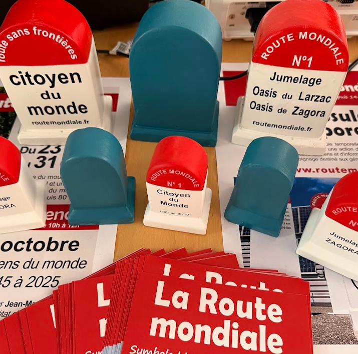 Dans un contexte mondial en constante évolution, les récentes conférences de rotemondiale ont été d'une richesse remarquable. Nous tenons à adresser une gratitude particulière à Marie Joëlle Rey pour son soutien inestimable, qui a grandement contribué au développement de Routemondiale dans le domaine de la communication.

L'année 2025 se profile comme une période charnière, marquée par l'ambition d’évoluer dans les actions. Nous nourrissons l'espoir de poser une borne symbolique avant la fin de l'année, un acte fort destiné à inspirer des futurs citoyens  Bien que cette initiative soit soumise à des contraintes d'implémentation, elle représente un symbole puissant de notre engagement envers l'humanité.

Les résultats de nos actions s'annoncent en effet prometteurs. Le 28 et 29 novembre le jumelage entre l'Oasis du Larzac et l'Oasis de Zagora. Cette initiative revêt une importance particulière, car elle marque notre décision d'impliquer les enfants dans notre projet mondial. En les rendant acteurs de cette dynamique, nous espérons éveiller en eux une conscience citoyenne forte et durable.
