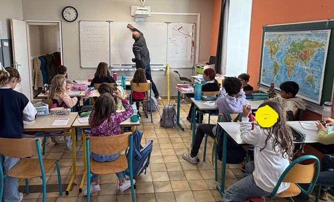 les enfants tous des petits princes et des petites pricesses 
Une cartouche temporelle relie les enfants du Larzac et du désert marocain

En ce début de novembre, une belle aventure humaine et symbolique a pris forme entre L’Hospitalet-du-Larzac (Aveyron) et Zagora, aux Portes du Désert marocain.
Les enfants des deux communes ont amorcé un jumelage empreint d’amitié et de partage, en échangeant dessins et poèmes à travers une “cartouche temporelle”.

Chargée d’amour et d’espoir, cette cartouche réunit les créations des enfants de L’Hospitalet-du-Larzac, remises lors d’un moment d’émotion partagé. Elle prendra bientôt la route pour un voyage de plus de 5 000 kilomètres, jusqu’à Zagora, où les enfants marocains découvriront à leur tour les messages venus du plateau du Larzac.

“C’est une première pierre posée avec les enfants, qui sont l’avenir du monde”, soulignent les organisateurs de ce projet, porteur d’un message universel de paix, de fraternité et de curiosité interculturelle.

L’opération, baptisée « Route mondiale », symbolise un lien durable entre deux territoires que tout semble séparer mais que l’amitié rapproche.
Les habitants et les curieux peuvent suivre le parcours de la cartouche temporelle en direct sur le site routemondiale.fr￼ et sur Instagram : @routemondiale.fr￼.
