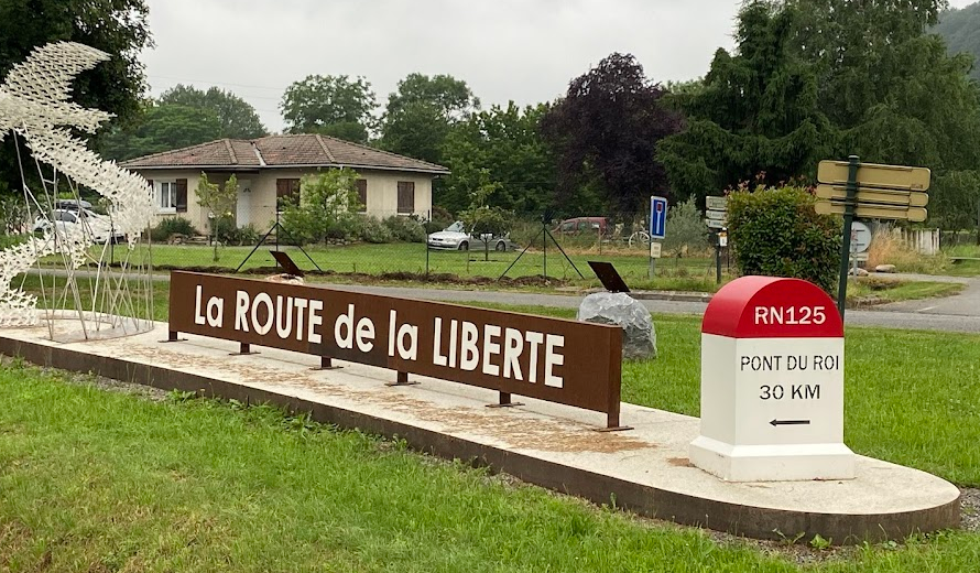 L'année 2025 s'annonce comme une période charnière, avec la volonté de poser une borne symbolique représentant notre engagement envers l'humanité. Les résultats de nos initiatives sont prometteurs, notamment le jumelage entre l'Oasis du Larzac et l'Oasis de Zagora prévu pour le 28 et 29 novembre. Ce projet inclut les enfants, les rendant acteurs de notre dynamique mondiale pour éveiller leur conscience citoyenne. En parallèle, notre collaboration avec le mouvement « Onehome » vise à unifier l'humanité autour de valeurs universelles liées à notre Terre. Ces initiatives représentent des leviers de transformation, tissant des liens intergénérationnels et soulignant notre responsabilité collective. routemondiale.fr continue d'organiser des conférences pour promouvoir l'engagement des citoyens du monde, préparant ainsi un avenir meilleur pour nos enfants. Ensemble, œuvrons pour un monde où chaque action compte, ancrée dans la solidarité et le partage.