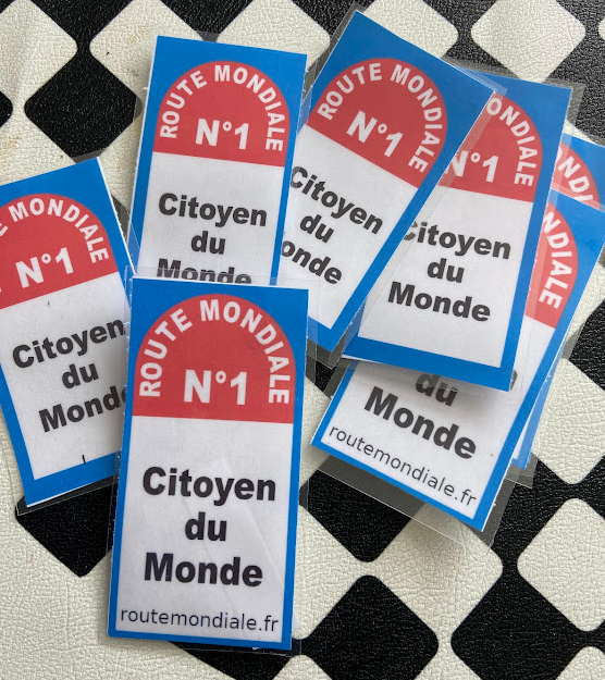 Devenez Citoyen du Monde avec routemondiale.fr

Dans un monde où les initiatives locales se mêlent à des valeurs universelles, il est essentiel de se rappeler que chaque geste compte. C'est pourquoi routemondiale.fr vous invite à faire le premier pas vers une citoyenneté mondiale en les soutenant. Pour seulement 20 €, vous obtiendrez votre carte nominative de citoyen du monde à vie, ainsi qu’un premier cadeau : un porte-clé de la routemondiale.

Une Borne Unique pour 20 €

Pour un don de 20 €, une magnifique borne de 8 cm, conçue avec soin par l’atelier Planète Borne. Chaque pièce est fabriquée artisanalement en Provence et en quantité limitée, garantissant ainsi son caractère exclusif.

Ces bornes peuvent servir à diverses occasions : en tant que cadeau d’anniversaire, souvenir de voyage ou simplement comme élément décoratif pour votre intérieur. En plus de leur aspect esthétique, elles symbolisent votre contribution à un projet collectif axé sur la promotion de valeurs de partage et d'universalité.

Pour un Soutien Accru : 50 € pour une Borne Numérotée

Vous souhaitez aller plus loin ? Pour un don de 50 €, vous recevrez une borne numérotée, accompagnée d’un certificat d’authenticité attestant de son unicité. Actuellement, les bornes spéciales jumelage de l’Oasis du Larzac et l’Oasis de Zagora sont disponibles.
