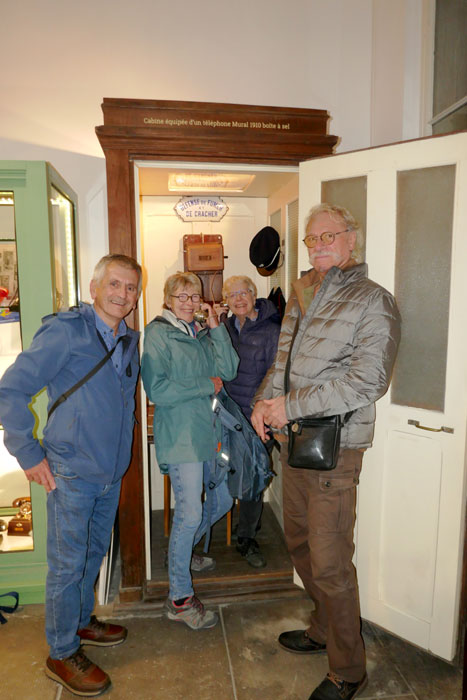 Des visiteurs sous le charme des vieux téléphones