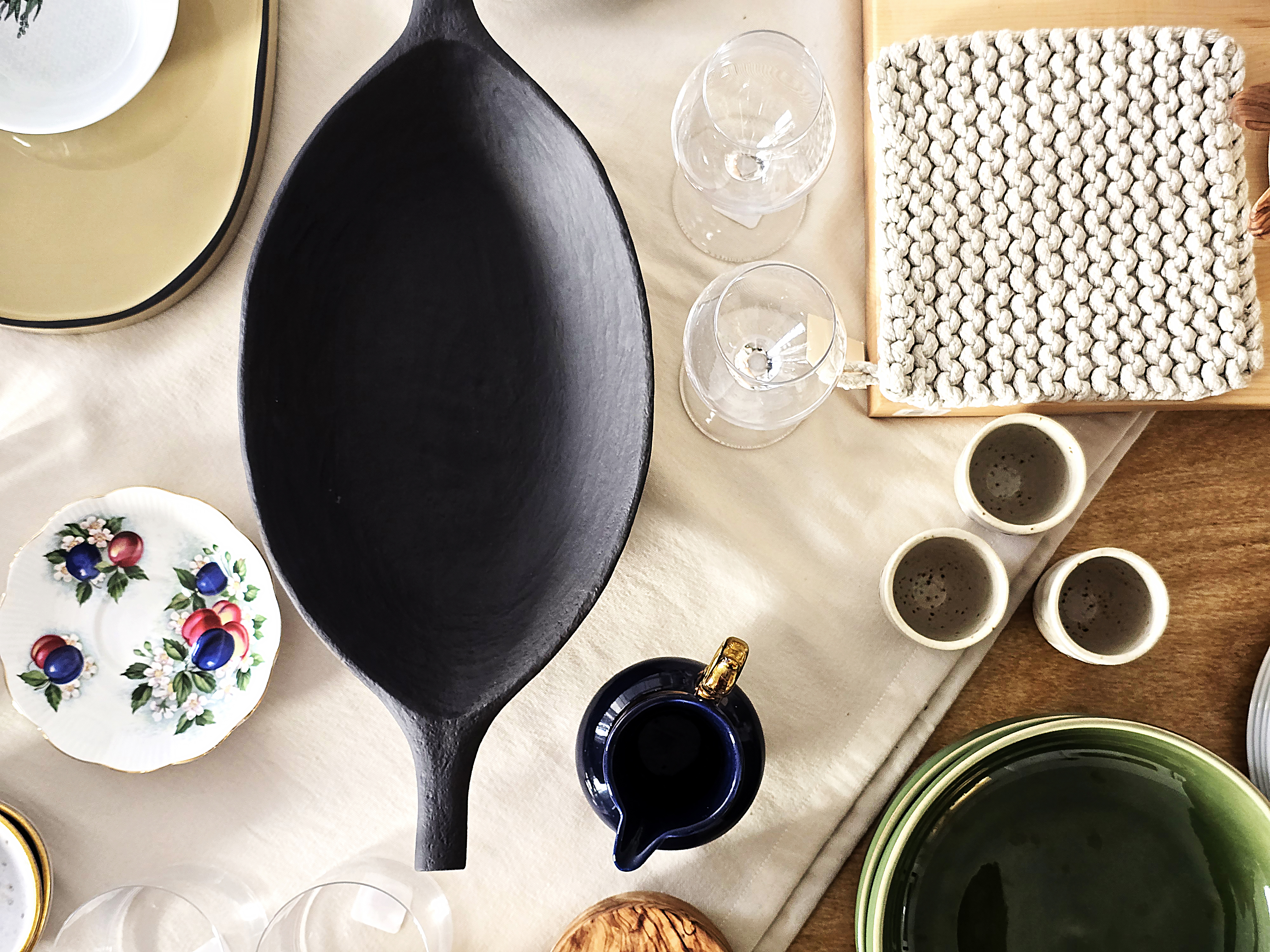 Photographie prise lors d'un shooting de la boutique Les choix d'Annie, représentant de la vaisselle disposée sur une table vue du dessus.
Sutton, Québec