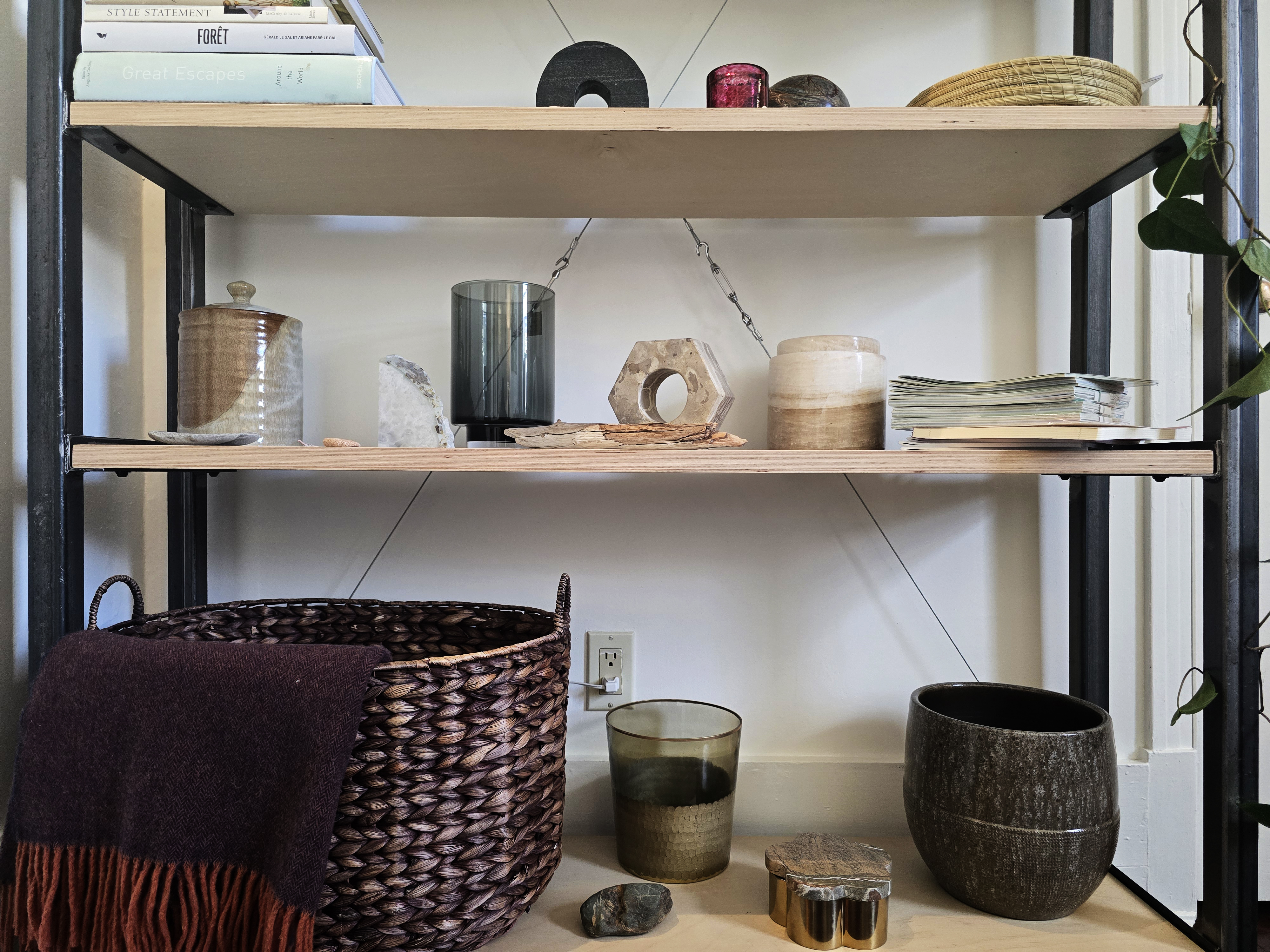 Photographie prise lors d'un shooting de la boutique Les choix d'Annie, représentant une étagère avec des éléments de décoration.
Sutton, Québec