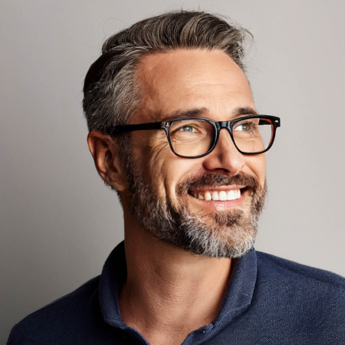 2025-11-10-homme-format-carre