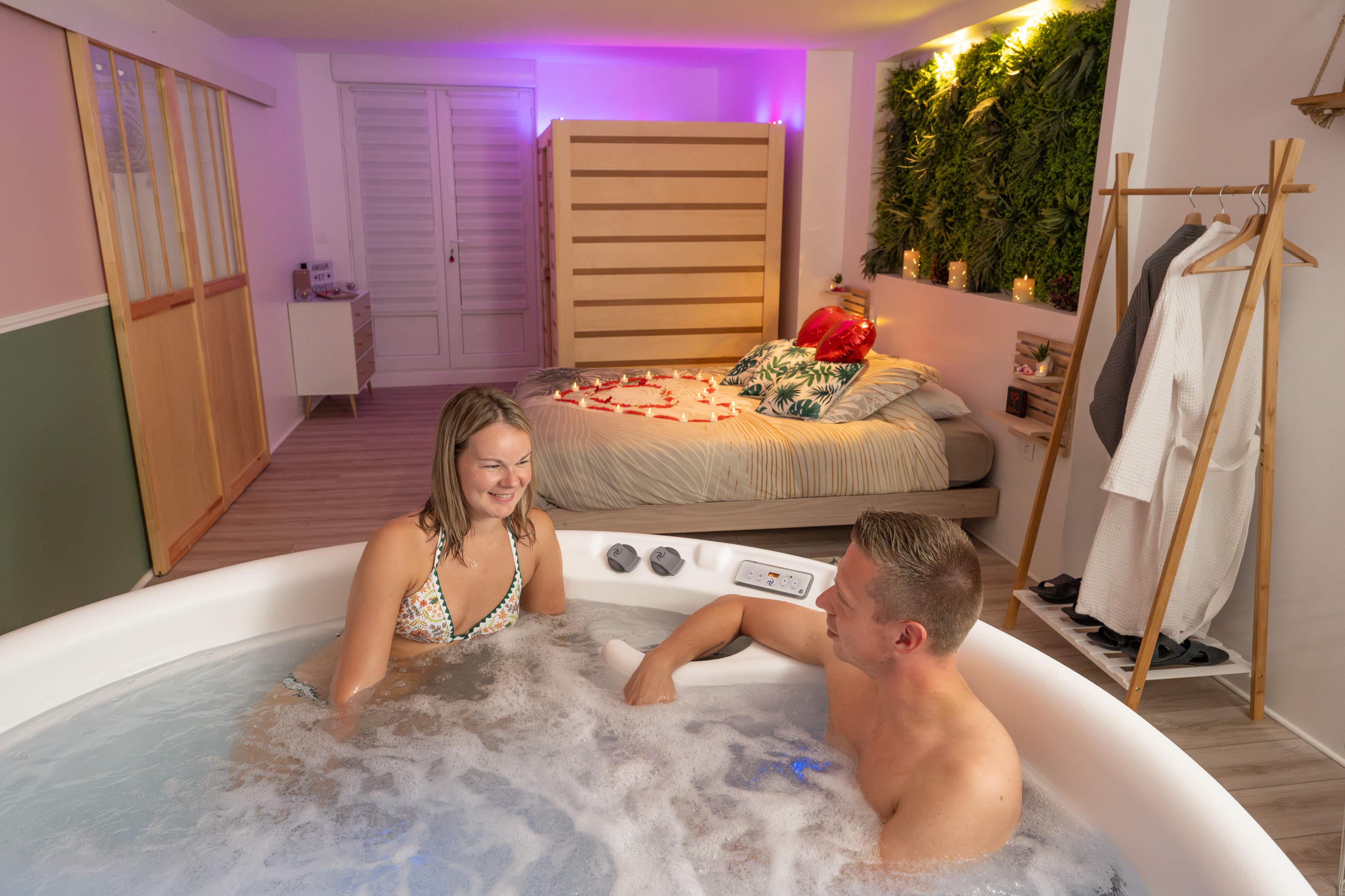 Pouilly-sur-Serre- -Au-Secret-du-Bonheur-couple-dans-le-spa-04
