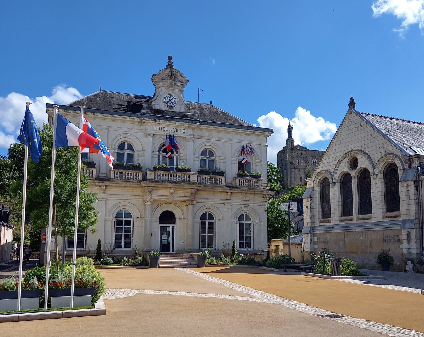 Montbazon place mairie