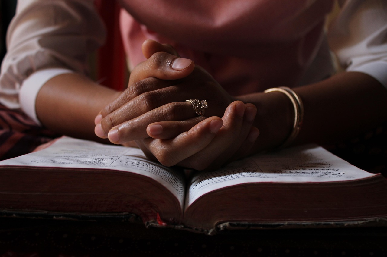 Praying-5406270 1280